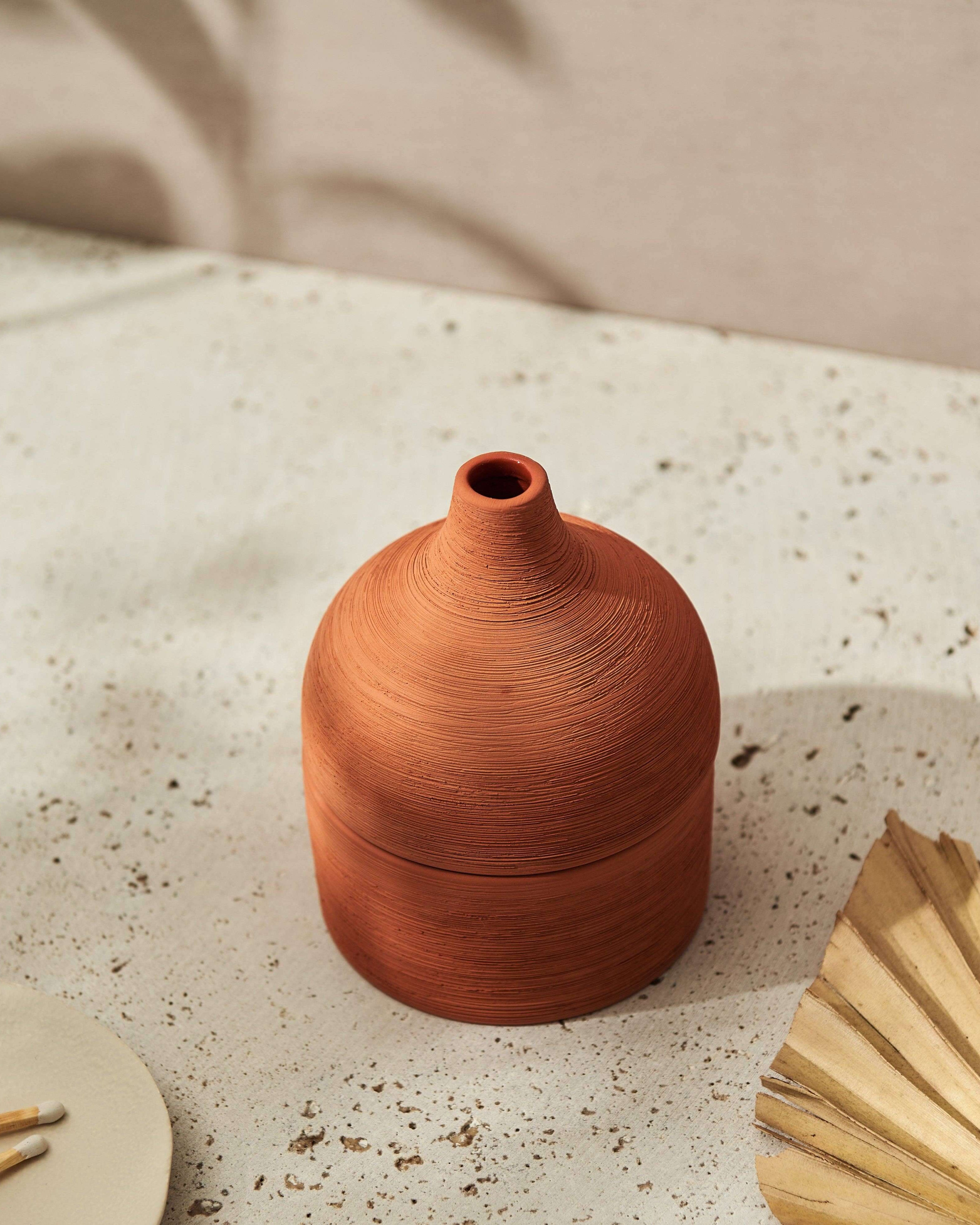 Moroccan Amber & Orris Root Textured Terracotta Candle With Lid