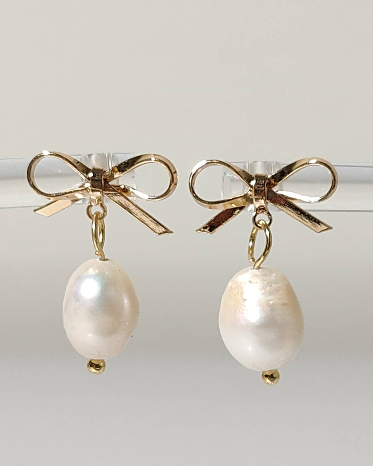 Natural pearl with 18k gold plated bowknot studs - Benny and Mollie