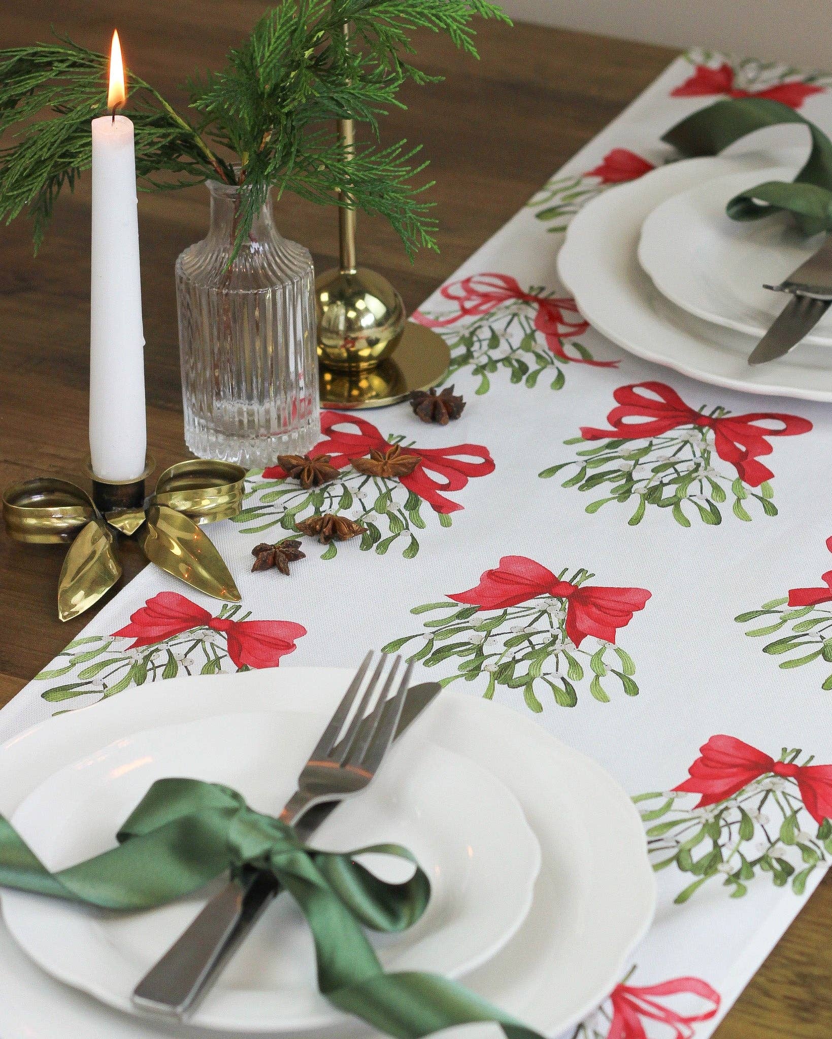 Cream table runner made from pure cotton, featuring red bows and mistletoe design.