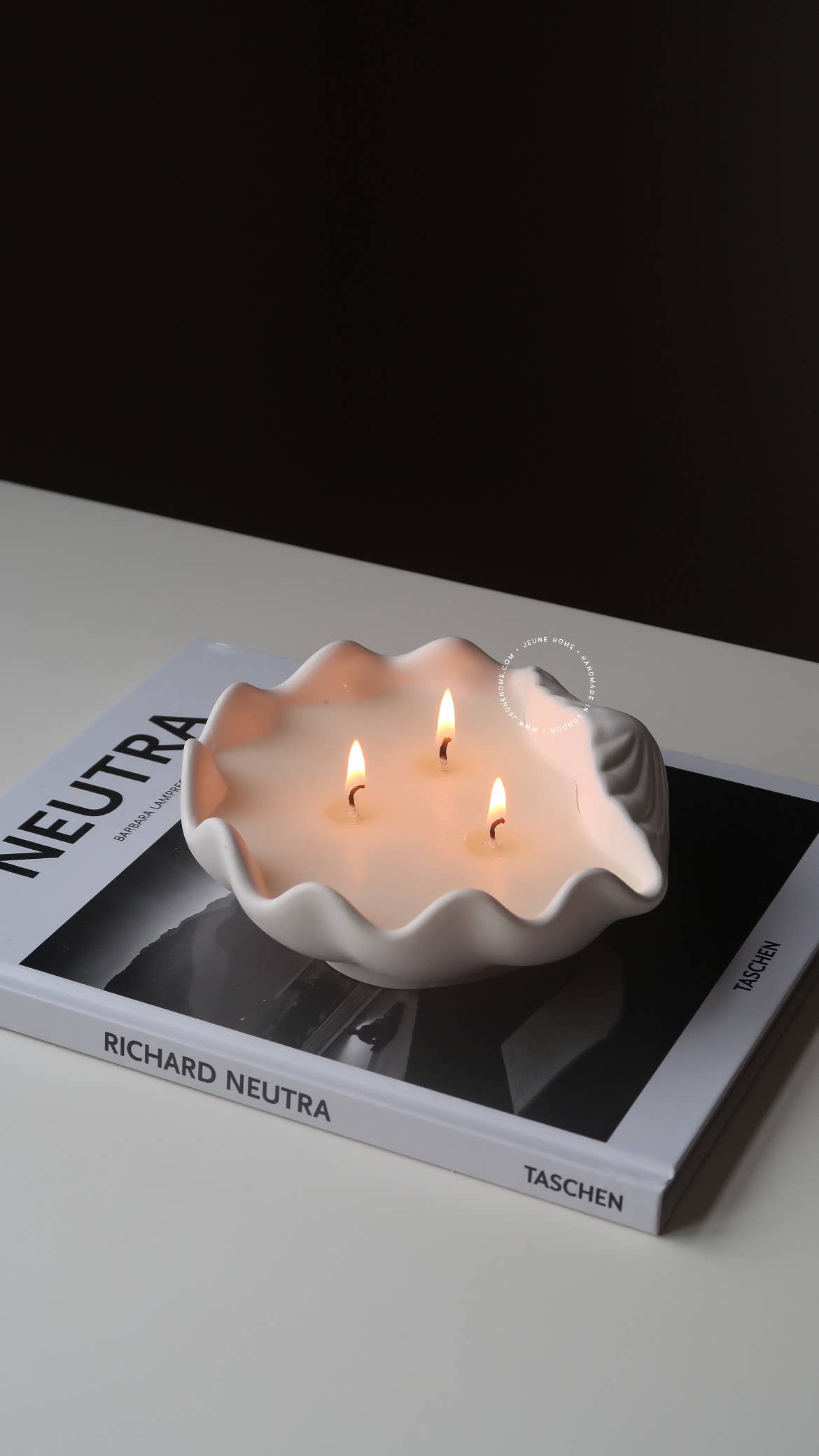 Scented Large Clam Shell Candle - Benny and Mollie