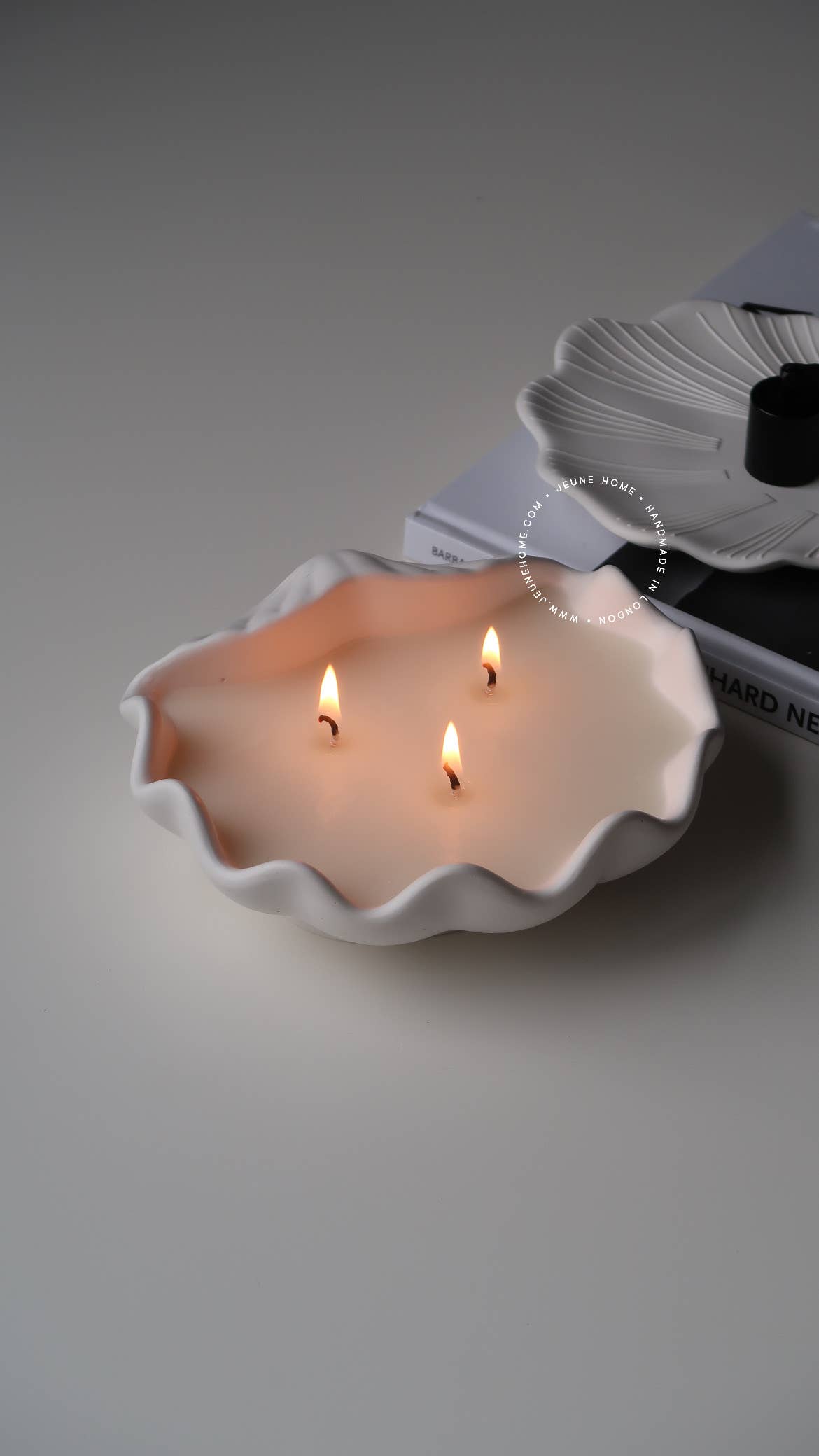 Scented Large Clam Shell Candle - Benny and Mollie