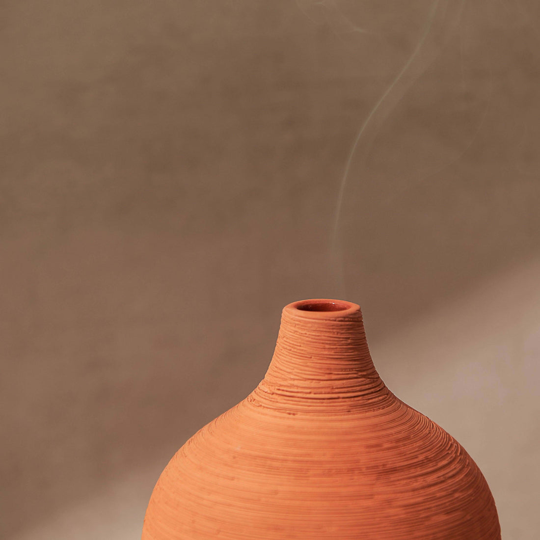 Close Up Moroccan Amber &amp; Orris Root Textured Terracotta Candle