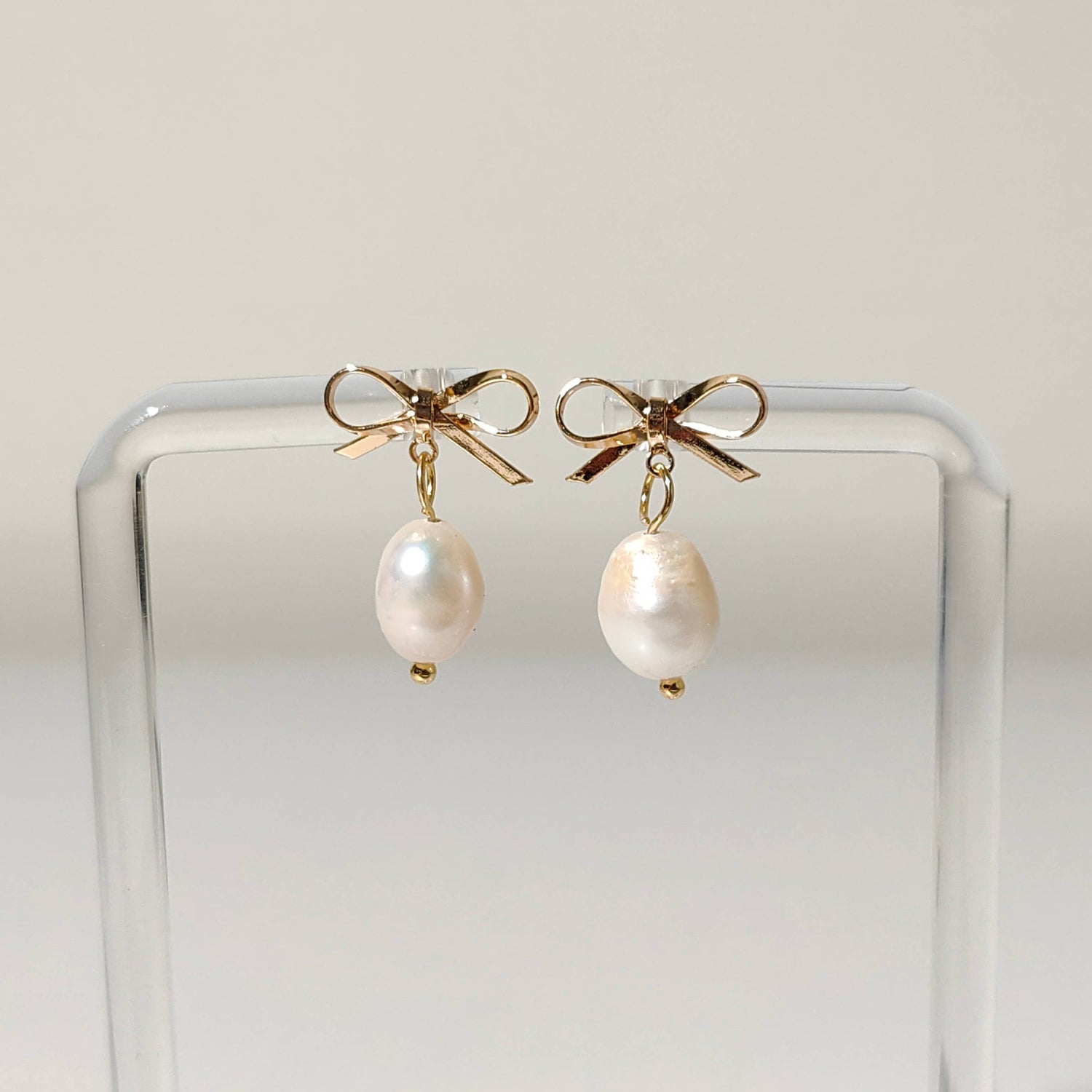 Natural pearl with 18k gold plated bowknot studs