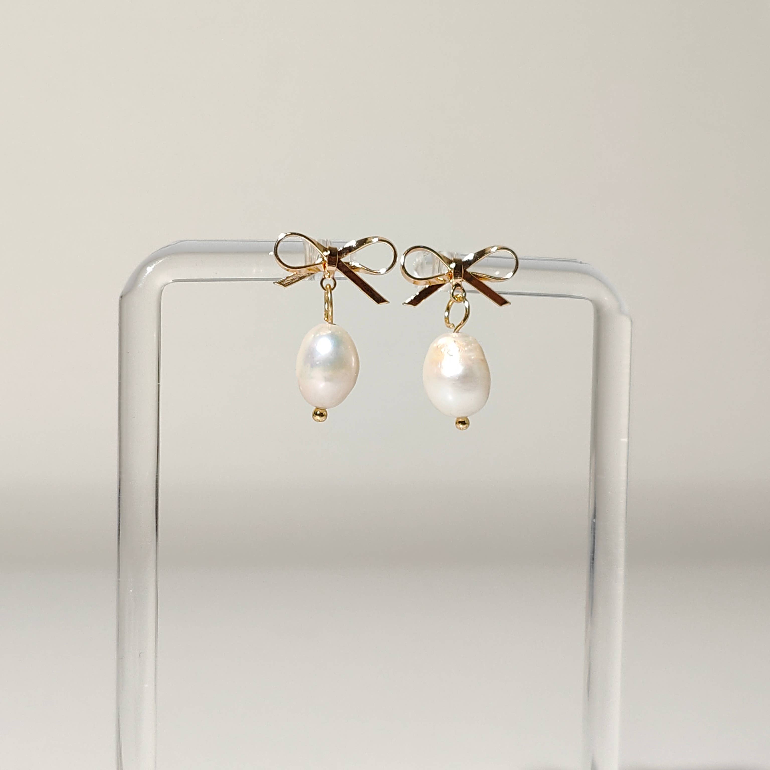 Natural pearl with 18k gold plated bowknot studs