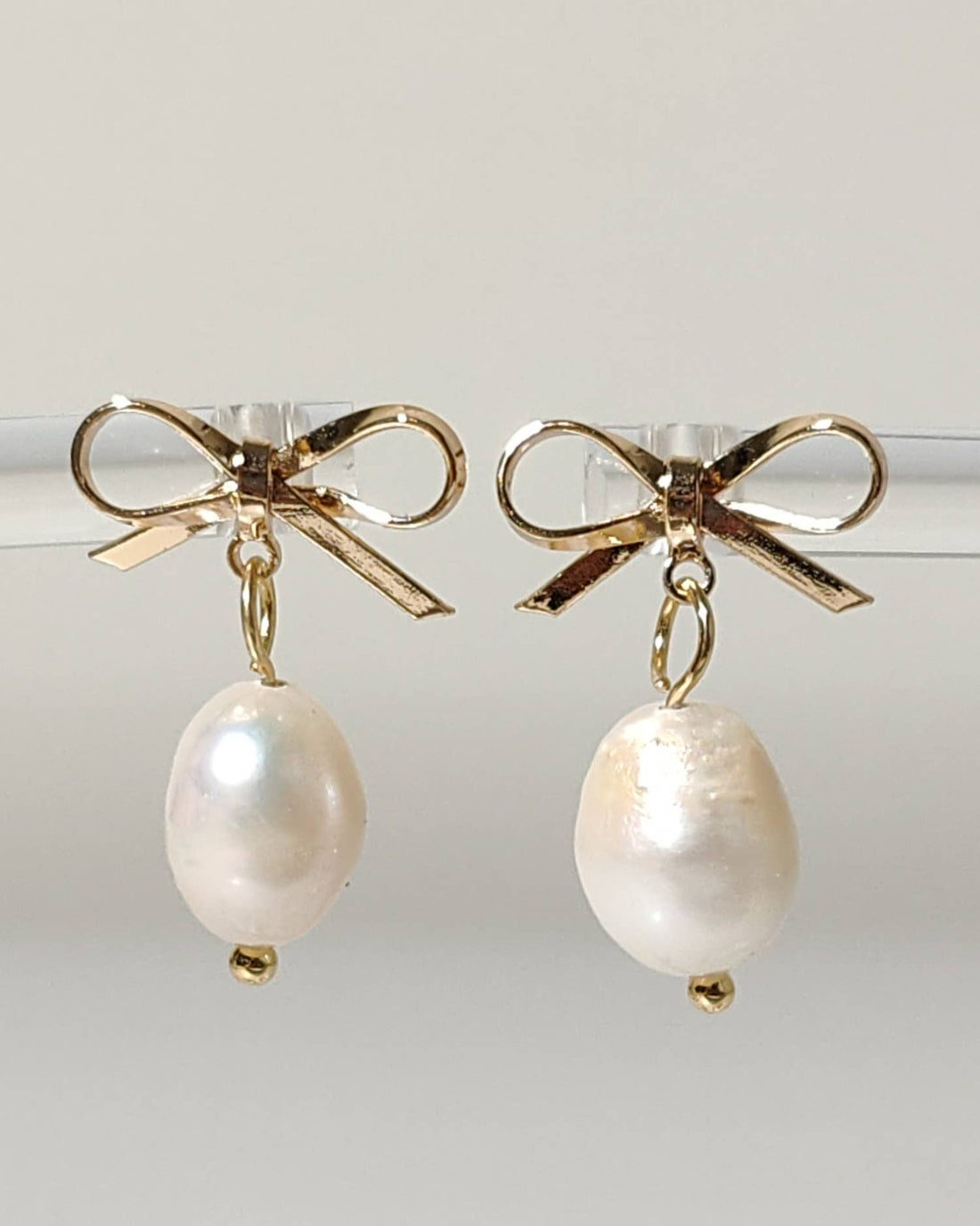 Natural pearl with 18k gold plated bowknot studs - Benny and Mollie