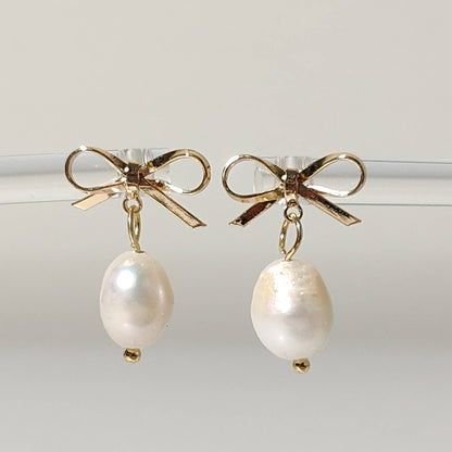 Natural pearl with 18k gold plated bowknot studs