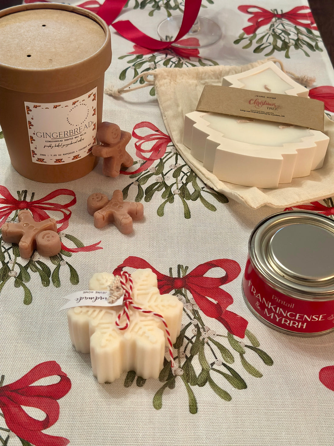 Christmas-themed scent box with hand-poured candles, snowflake wax melts, and gingerbread-shaped melts. Ideal for holiday home fragrance lovers.