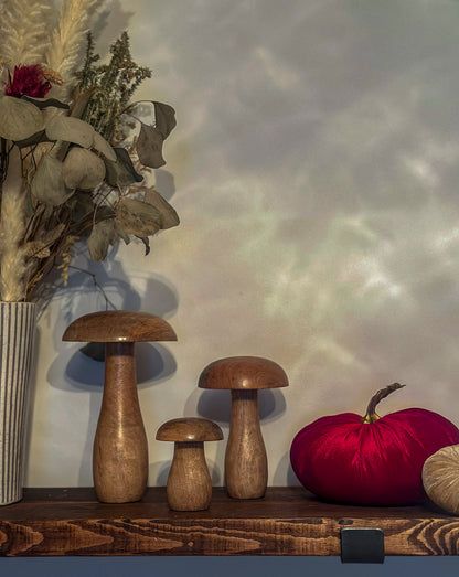 Mango wood mushroom ornament with a smooth, natural finish. A rustic addition to your autumn décor.